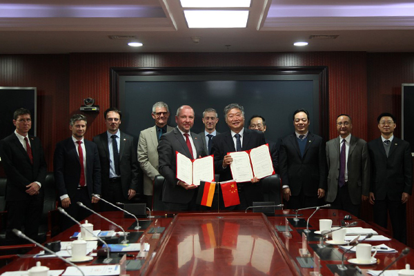 Der Präsident der BGR, Prof. Dr. Ralph Watzel, und der Vize-Präsident des Geologischen Dienstes von China, Dr. Yan Guangsheng, nach der Unterzeichnung des Abkommens in Peking.