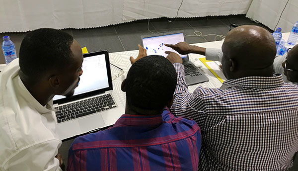  Teilnehmer des Workshops in Ghana bewerten am Computer volkswirtschaftliche Potenziale.