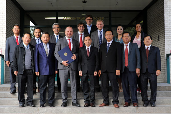 Delegationsbesuch des Ministeriums für Energie und Bergbau der Demokratischen Volksrepublik Laos in der BGR: BGR-Präsident Prof. Dr. Ralph Watzel (dritter v.l.) mit dem Vizeminister Herrn Thongphat Inthavong (vierter v.l.)