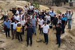 Die Teilnehmerinnen und Teilnehmer des Workshops auf dem Gelände der Universität Lima, auf dem sich Bergbaualtlasten befinden.