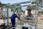 Forschungsverbundleiter Dr. André Stechern befüllt auf dem Bohrplatz die Lithium-Extraktionsanlage mit Formationswasser aus 3.800 Meter Tiefe