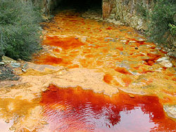 Umweltschäden durch die Bildung saurer Haldenwässer (Acid Mine Drainage), Quellfluss Rio Tinto 