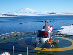 Ankunft in der Terra-Nova-Bucht im Nord-Victorialand. Der erste Helikopter ist startklar um die Italica in Richtung Festland zu verlassen. Im Hintergrund sieht man den Stratovulkan Mount Melbourne